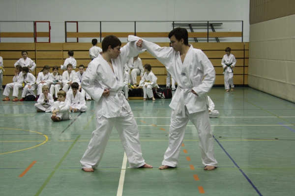 Dreischrittkampf der Weiß-Gurte