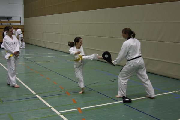 Gelb-Gurte bei Pratzenübungen