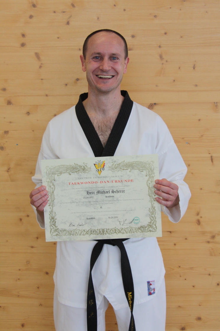 Michael hält seine Dan-Urkunde in Händen Michael hält seine Dan-Urkunde in Händen