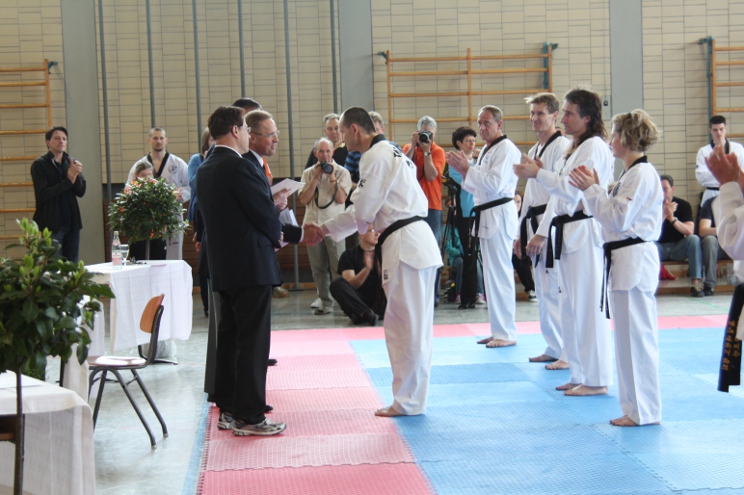 Michael erhält seine Urkunde Michael erhält seine Urkunde