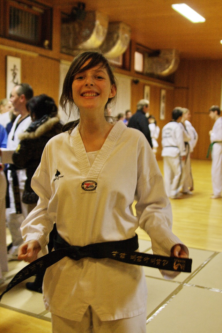 Sarah trägt den scharzen Gürtel Sarah trägt den scharzen Gürtel