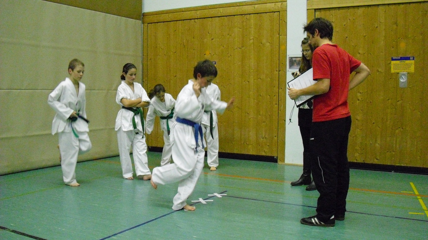 Einbeinige Zick-Zack-Sprünge Einbeinige Zick-Zack-Sprünge