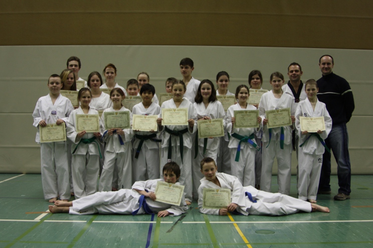 Gruppenbild - glücklich nach bestandener Prüfung