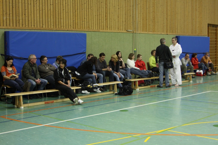 Zuschauer - (gedultiges) Warten, bis es los geht Zuschauer - (gedultiges) Warten, bis es los geht