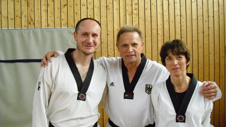 v.l.n.r. Michael Scherer, DTU Präsident Heinz Gruber, 9. Dan und Britta Scherer v.l.n.r. Michael Scherer, DTU Präsident Heinz Gruber, 9. Dan und Britta Scherer