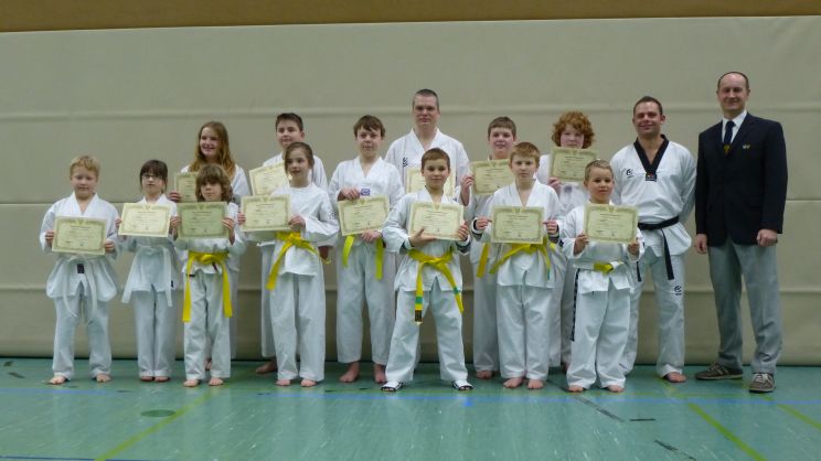 Abschlussfoto erste Prüfungsgruppe