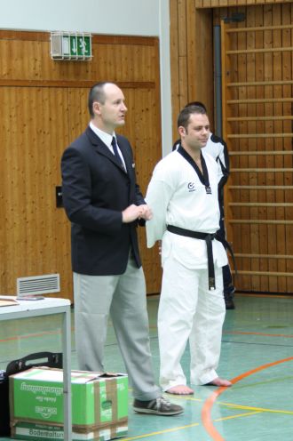 Prüfer und Trainer bei der Aufstellung