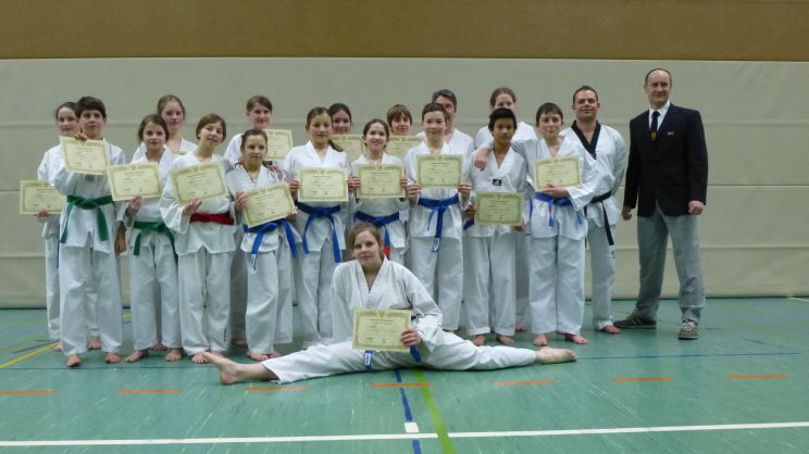 Gruppenfoto mit Urkunde