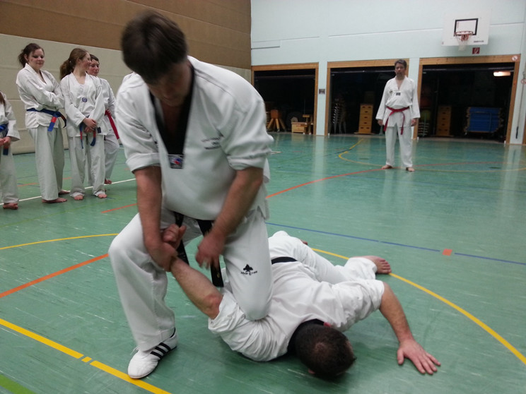 â€¦ Angreifer auf den Boden bringen â€¦