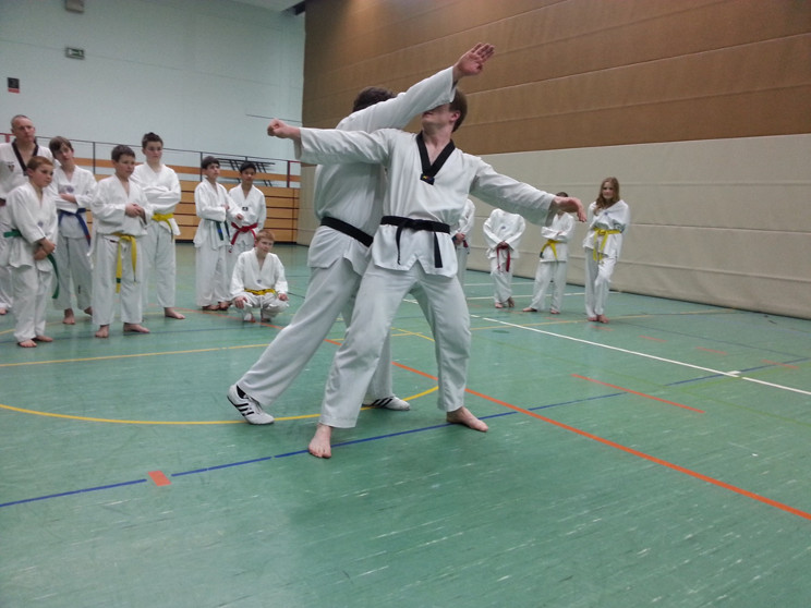 ... den Angreifer aus dem Gleichgewicht bringen ...