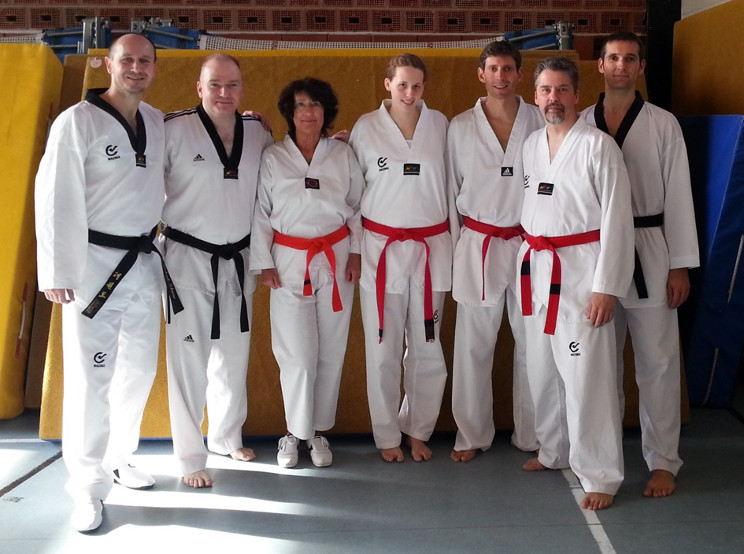 Michael Scherer links und Referent Thomas Koleyko 2. von links mit Sportkameraden vom TKD Spöck und TKD Weingarten Michael Scherer links und Referent Thomas Koleyko 2. von links mit Sportkameraden vom TKD Spöck und TKD Weingarten