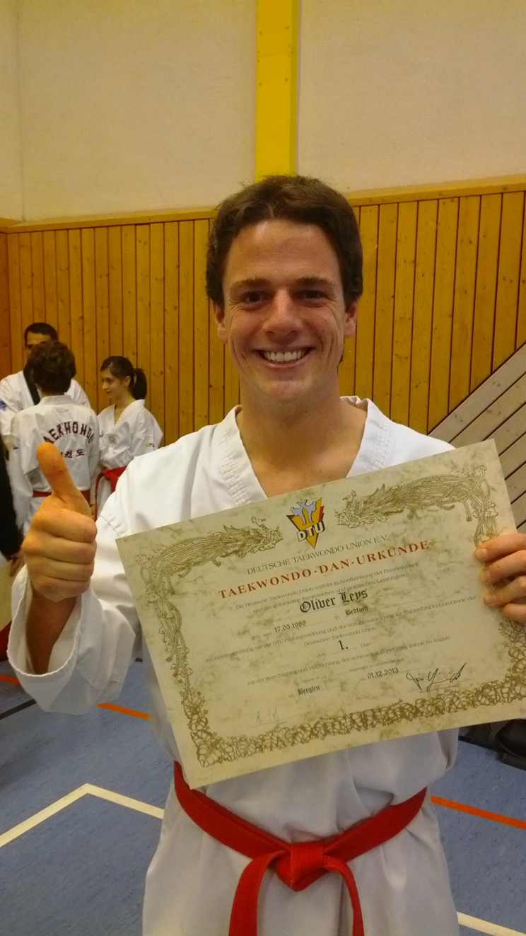 Oliver mit seiner Dan-Urkunde Oliver mit seiner Dan-Urkunde