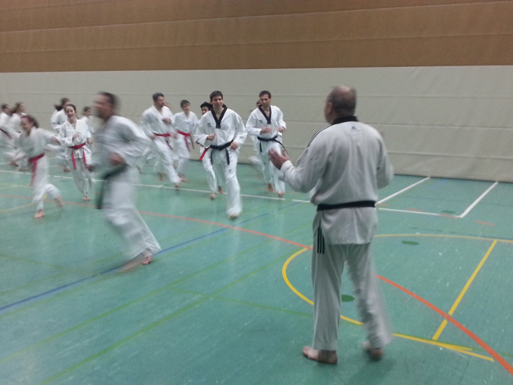 Zum Aufwärmen im Kreis laufen