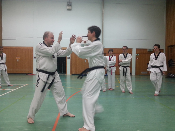 Schulterklopfen, auch in drei gegen zwei Situationen