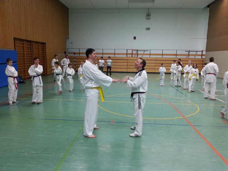 â€¦versuchen die Hände des Partners zu treffenâ€¦