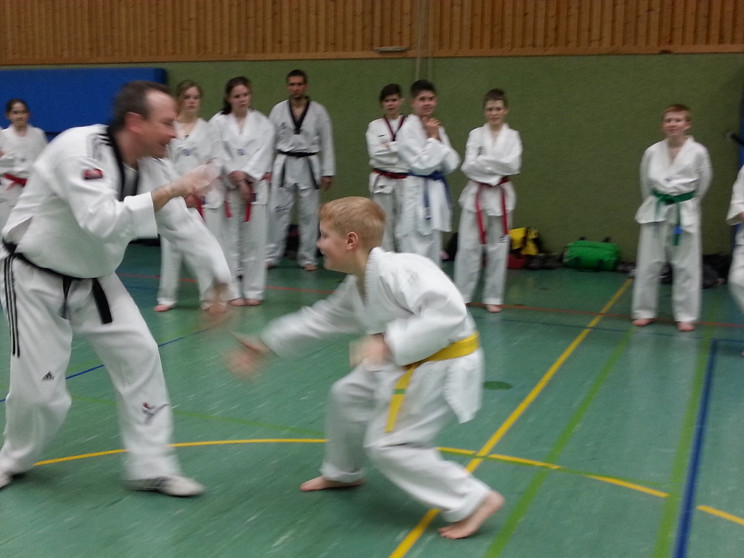 â€¦oder die Beine des Partners zu treffen.