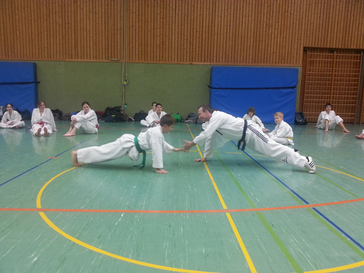 Bei der folgenden Übung wurden Liegestütze gemacht, ohne gleich zu bemerken, dass man welche macht.