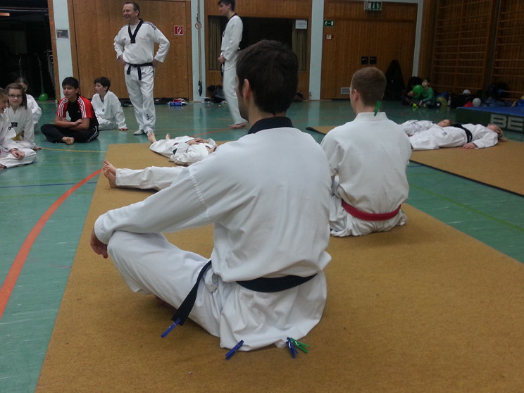 â€¦an der Kleidung der anderen angebracht werden sollte.