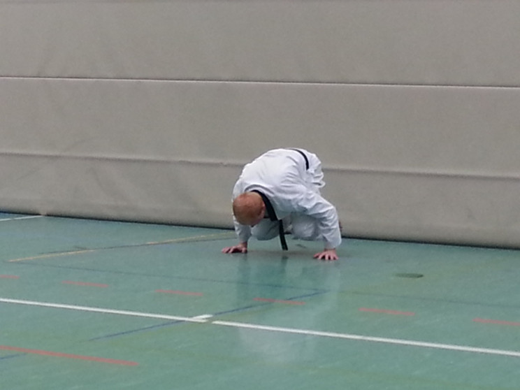 … nur die Hände sind auf dem Boden … nur die Hände sind auf dem Boden