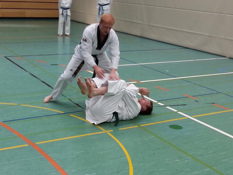 Kräftigungsübung mit dem Partner: drücken, ziehen, schieben â€¦