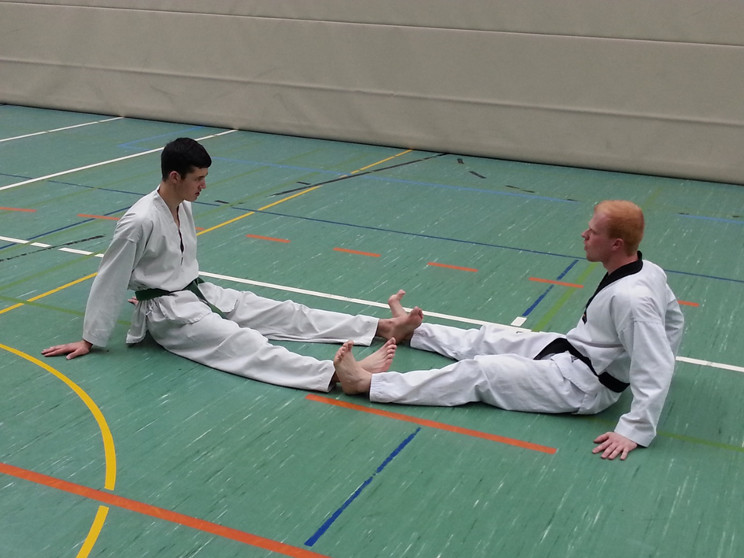 Die Beine auseinander- bzw. zusammendrücken. Die erste Runde locker, die zweite Runde Vollgas. Wer gewinnt? Die Beine auseinander- bzw. zusammendrücken. Die erste Runde locker, die zweite Runde Vollgas. Wer gewinnt?