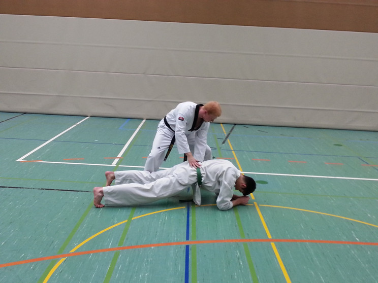 Und noch eine Kräftigungsübung, bei der man versuchen soll die Position zu halten, während der Partner an einem zieht, schiebt, drückt,... Und noch eine Kräftigungsübung, bei der man versuchen soll die Position zu halten, während der Partner an einem zieht, schiebt, drückt,...