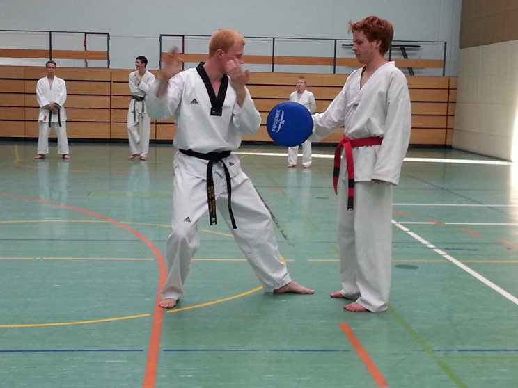 â€¦ wobei es nicht nur auf die korrekte Technikausführung, sondern auch auf den korrekten Einsatz der Hüfte ankommt,