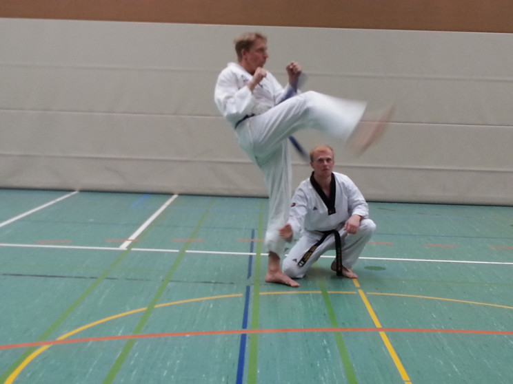 Mit dem Arm auf der Höhe des Knies â€¦