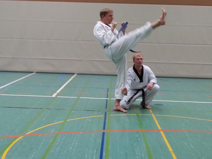 … wird man gezwungen, das Bein vor dem Kick (ap chagi) anzuziehen. … wird man gezwungen, das Bein vor dem Kick (ap chagi) anzuziehen.