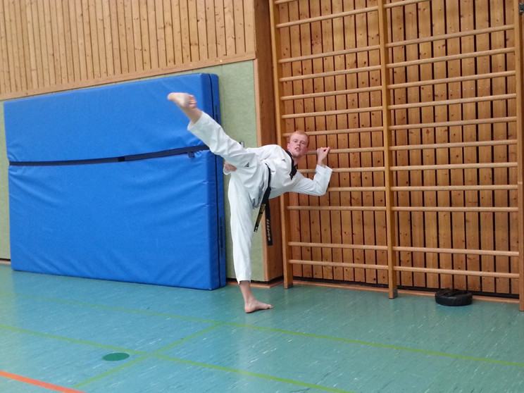 … beim Kick das Bein strecken. … beim Kick das Bein strecken.