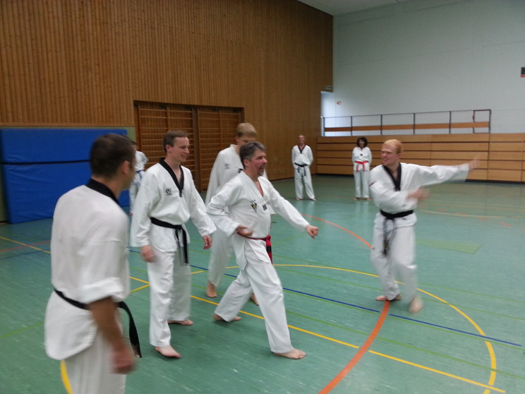 â€¦ durch Schreie, Ansprechen, Klatschen â€¦