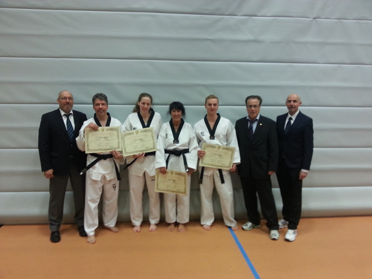 Die Prüflinge mit ihren Prüfern Die Prüflinge mit ihren Prüfern