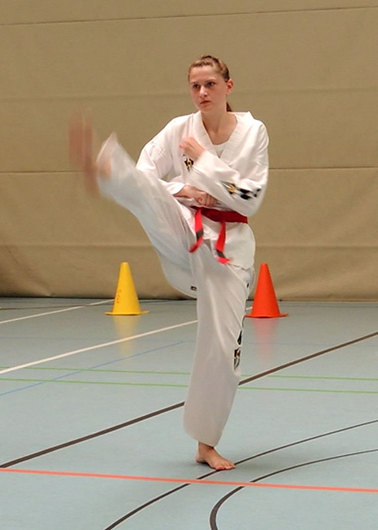 Celina Adam bei der Form taeguek pal-jang Celina Adam bei der Form taeguek pal-jang