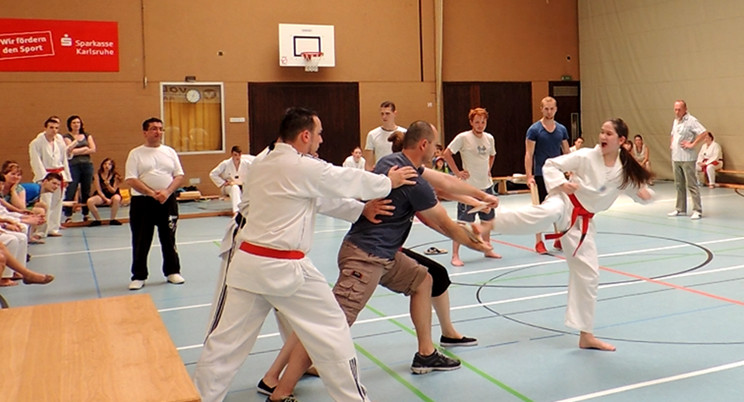 Lara Adam beim Bruchtest tora yop chagi Lara Adam beim Bruchtest tora yop chagi