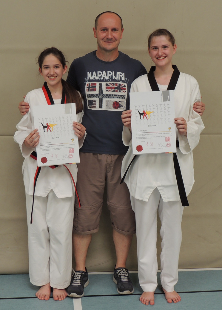 Lara und Celina mit Trainer Michael Scherer Lara und Celina mit Trainer Michael Scherer