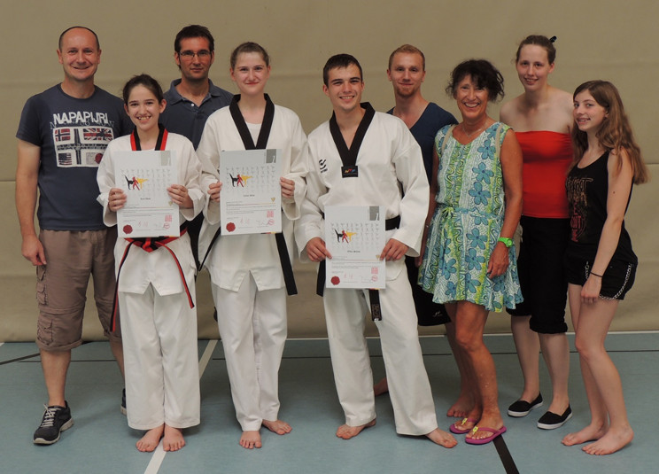 Die Prüflinge mit Freunden und Unterstützern vom TKD Spöck und TKD Weingarten Die Prüflinge mit Freunden und Unterstützern vom TKD Spöck und TKD Weingarten